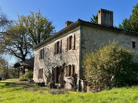 Situata in un ambiente molto verde, al confine tra Lot e Tarn-et-Garonne, in un paesino molto carino, questa bellissima proprietà ha molto fascino e potenziale, sia come casa residenziale che per riunioni di famiglia durante le vacanze. Il piano terr...