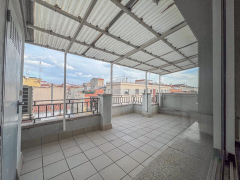 Are you looking for a charming home with outdoor space in a quiet, well-connected area? This penthouse is exactly what you need. Located on the fourth floor of a building without an elevator, this 101 m² apartment offers comfort, natural light, and a...