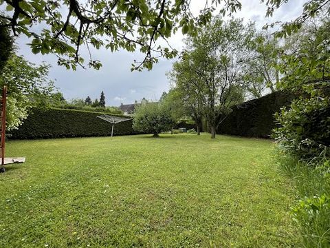 Delphine Decker vous présente cette belle opportunité, à quelques minutes de Pierrefonds et dans un secteur recherché.  Je vous invite à découvrir cette maison individuelle des années 1975, vivable de plain- pied.  Elle se compose en rdc d'un séjour ...