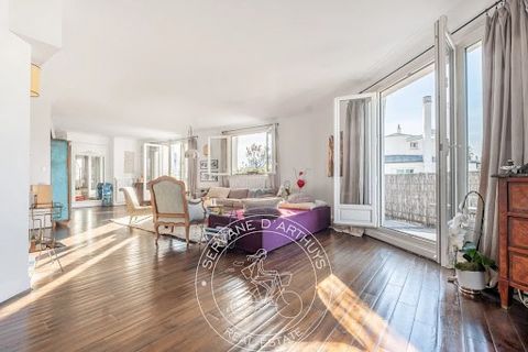 On the seventh and last floor of a building with a caretaker, elegant 184 m² apartment bathed in sunlight. It consists of: a double living room, a dining room opening onto a large balcony of approximately 30 m², a semi-open kitchen, a master suite wi...