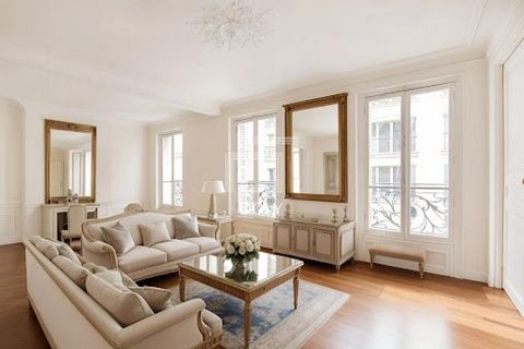 EXCLUSIVITY DOLY DOLY is proud to present this superb 65m2 apartment on the border with the 17th arrondissement, just 5 minutes from Europe metro station (Line 3), Villiers station (Lines 2-3), and Saint-Lazare train station, within a few minutes' wa...