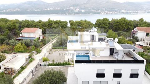 Okrug, maison avec terrasse sur le toit et piscine sur le toit, 270,00 m2 Deux villas modernes nouvellement construites à vendre, Okrug Donji Ils sont situés sur un plateau du côté ouest de l'île, offrant une belle vue sur la mer. Une partie calme et...