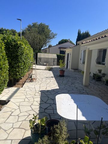 Cette belle villa de plain pied sur une grande parcelle de près de 800 m² quasiment plate et piscinable est idéale pour une famille ou des personnes qui aiment recevoir : traversante, aérée, chacun y trouve son espace, lumineux et accueillant : 4 cha...