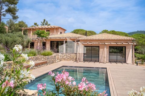 The BGL Transactions Immobilières agency invites you to discover this exceptional property, ideally located a few minutes walk from the beach and restaurants of Gigaro, a popular area of the village of La Croix Valmer. Recently built on a plot of 175...