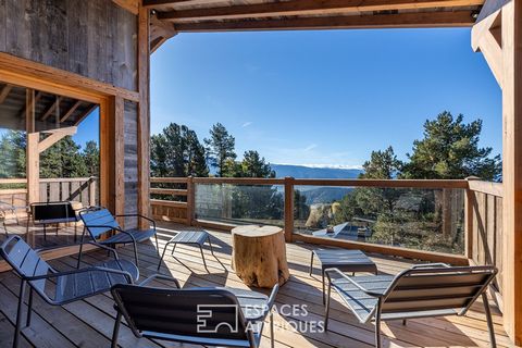 Niché dans un écrin de nature, ce superbe chalet est un véritable bijou. Sa configuration inversée permet de maximiser la vue depuis le séjour, alliant parfaitement le charme montagnard à un raffinement moderne. En entrant, vous découvrirez un hall d...