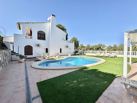 4 bedroom detached villa with views to Villamartin golf course. Detached villa with 4 bedrooms and 2 bathrooms and private pool. This south-facing villa with views of the Villamartin golf course enjoys a large 900 m2 plot, private pool, jacuzzi and s...