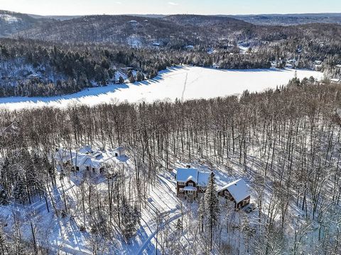 Située dans un secteur recherché de Saint-Sauveur, cette propriété récente, méticuleusement entretenue, offre un cadre de vie exceptionnel à moins de 10 minutes du village. Avec ses 3 chambres à l'étage, une 4e au sous-sol, 3 salles de bains et 3 gar...