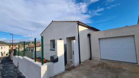 Village with all shops, located at 25 minutes from Narbonne, 30 minutes from Beziers and 40 minutes from the beach ! New build single storey villa in progress to be finished, 3 faces, with 110 m2 of living space, offering 3 bedrooms (one master), 2 b...