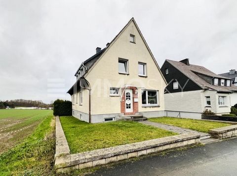 This residential building is interesting for both owner-occupiers and investors. 155 square meters of living space, spread over two self-contained residential units, are available to you or available to your tenants here. Both apartments offer three ...