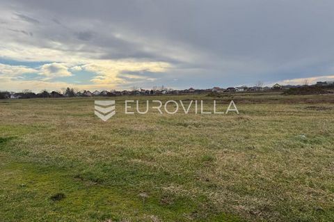 Đakovo, Novo polje, Building Plot of 820 m² For sale: a 820 m² building plot located in a peaceful and newly developed street, ideal for family living. This plot boasts an excellent location, situated near the city center. Shops, cafés, a playground,...