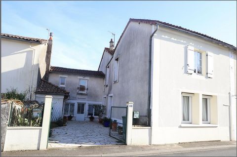 Located in Sauzé-Vaussais (79190), this stone house benefits from an ideal location close to the city's services and shops. Residents will be able to enjoy a pleasant and practical living environment, making everyday life easier with amenities within...