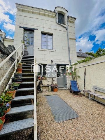 Située dans le charmant village de Candes-Saint-Martin, cette maison en tuffeau offre une vue exceptionnelle sur la Loire et la collégiale Saint Martin. Profitez de l'atmosphère pittoresque et historique de l'un des plus beaux villages de France, tou...