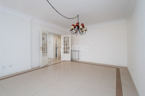 Identificação do imóvel: ZMPT573214 Excellent 3-Bedroom Apartment located in the Rosário Neighborhood, Cascais. This property stands out for its spacious and extremely bright living room, ideal for family moments and entertaining. The kitchen is also...