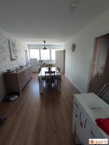 Appartement loué en parfait état, au dernier étage (3 niveaux). 3 chambres Locataire en place. 1 garage avec une cave. Location 684€ charges comprises. Charges de 437€ par trimestre, chauffage compris. Chaudière changée en 2022. Quartier calme. Le bi...