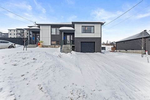 Superb semi-detached house located in the Quartier Carré Belvedère in Mont-Bellevue area. Built in 2021 with GCR new home warranty until 2026. Modern kitchen with large central island. Open concept dining room, kitchen and living room on the ground f...