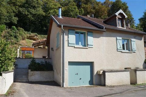 Située dans la charmante commune de Boult (70190), cette maison ancienne de 1850 offre un cadre de vie paisible et authentique. Elle bénéficie d'un environnement verdoyant et tranquille, idéal pour les amoureux de la nature. Boult, en plus de son côt...