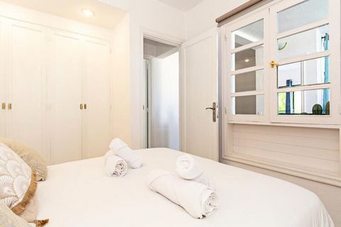 Dit comfortabele en moderne appartement met 2 slaapkamers in Costa Teguise biedt een ontspannen verblijf voor maximaal 5 personen. Het beschikt over een tweepersoonsbed, twee eenpersoonsbedden en een extra bed voor de vijfde gast. Het appartement is ...