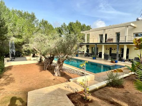 Preciosa villa con vistas verdes cerca de Ibiza en venta Bienvenido a esta villa moderna, ubicada en una zona serena y tranquila cerca de Ibiza, que ofrece una vista panorámica del bosque circundante. Al entrar a la propiedad lo recibe una amplia sal...