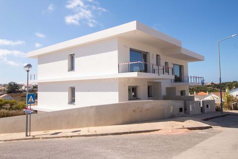 Under construction and delivered fully completed, this 3-storey villa combines modern design, functionality and superior quality finishes, ideal for those looking for a home close to the tranquility of Ericeira. Distribution of spaces: Upper floor 3 ...