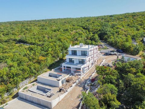 Villa moderne avec piscine et garage et vue panoramique sur la mer à Kostrena, à environ 1400 mètres de la mer ! Cette propriété de 188 m² est un véritable trésor, alliant harmonieusement luxe, confort et environnement naturel époustouflant. Située d...