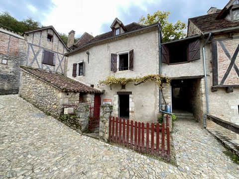 In the heart of one of the most beautiful villages in France, here is a charming house with a private courtyard overlooking a lively square and a breathtaking view of the Lot valley. On 3 levels, you will benefit from an open kitchen-dining room of 2...