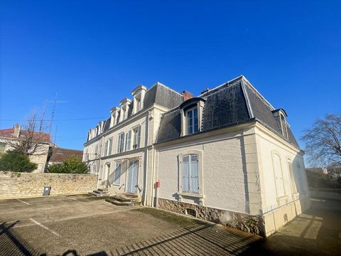 A deux pas de la gare et des commodités, magnifique opportunité ! Ce bien de 79m² actuellement aménagé en bureaux, offre un potentiel exceptionnel de conversion en 1 ou 2 logements (2 lots existants au règlement de copropriété, changement d'usage aut...