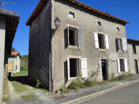 Situé sur la commune de Brigueuil 16 420 maison TOITURE et planchers NEUFS, intérieur à rénover combles entièrement aménageables- En réez de chaussé une entrée, une cuisine et une pièce de vie avec (cheminée). L'étage se compose d'un palier, 2 chambr...