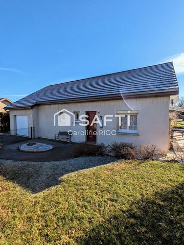 In St-Laurent-en-Grandvaux, a dynamic and attractive commune in the Haut-Jura, this single-storey house is located in a quiet area close to all amenities. The 744 m² plot includes an attached garage, a carport and a terrace. The house features a brig...