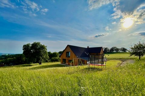 Diese geräumige Villa bietet Platz für bis zu 14 Gäste und verfügt über fünf luxuriöse Schlafzimmer mit bequemen Doppelbetten, die einen erholsamen Aufenthalt garantieren. Das Anwesen ist haustierfreundlich und heißt Ihre pelzigen Begleiter willkomme...