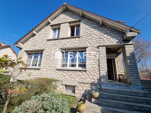 Proche de toutes commodités (commerces, école, gare ligne H), venez découvrir cette maison familiale de 121m² environ bien entretenue, à rénover selon votre goût. Vous y trouverez au rez-de-chaussée : une entrée qui dessert une lumineuse pièce de vie...