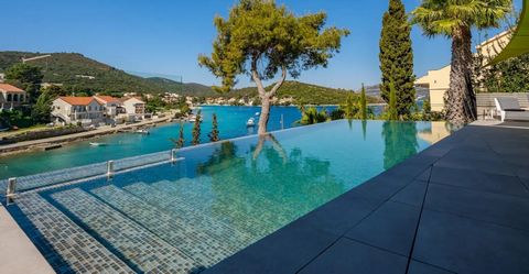 Villa ultramoderne absolument unique en 1ère ligne de mer sur l'île de Korcula ! La villa offre des équipements et des services haut de gamme conçus pour des vacances sans stress au bord de la mer Adriatique, notamment une piscine privée, un garage f...