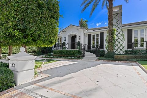 Benvenuti al 142 di Via Palma. Questa elegante residenza è un paradiso per gli intrattenitori situata a pochi passi da Mar-a-Lago, nell'esclusiva enclave della zona immobiliare di Palm Beach Island. Incastonata intimamente tra l'oceano e l'Intracoast...