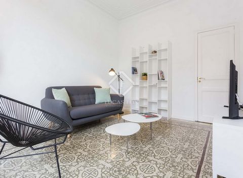 This 1-bedroom apartment for rent is in an excellent city centre location opposite the emblematic Casa de les Punxes in Barcelona's Eixample Right. Decorated in neutral tones and with high ceilings throughout, the property feels spacious and bright. ...