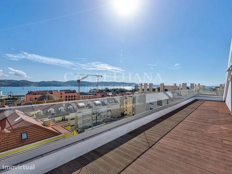 Penthouse T4 duplex com 247 m2, um terraço de 51 m2 com vista rio Tejo, com dois lugares de estacionamento, uma arrecadação, situado no Restelo. O apartamento está inserido num prédio novo de seis andares (um apartamento por piso), com dois elevadore...