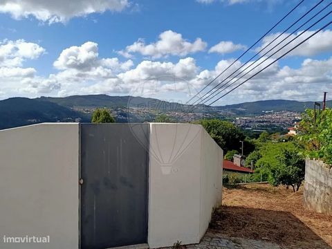 Terrain rustique urbanisable à vendre.   Situé à Mourio, dans le Vale de Cambra, São Pedro de Castelões.   Ce terrain a une superficie totale de 560m2. Avec une exposition au soleil privilégiée, situé dans un quartier très calme et tranquille, à 2 mi...