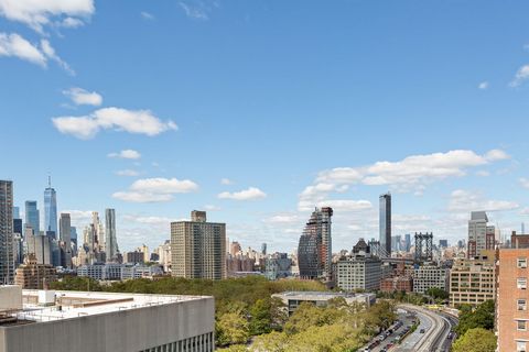 A rare offering, this high floor corner 2 bed 2 bath with unobstructed southeast views is ready for its new owner! Flooded with sunlight all day, at 1,100sf this spacious home offers newly refinished hardwood flooring throughout, dining alcove, and 2...