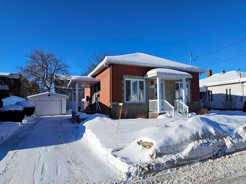 À découvrir absolument! Située dans un quartier très convoité de Trois-Rivières, cette charmante propriété vous offre 3 chambres, 1 bureau et un garage détaché avec un petit atelier annexé. Idéale pour un premier achat, elle est à proximité des servi...