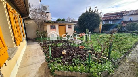 Idéalement située au cœur du village d’Aussonne, cette maison de 123 m² offre un cadre authentique et un fort potentiel pour un projet de rénovation. Cette maison, mitoyenne des deux côtés, est idéalement située à seulement 15 minutes de l’aéroport d...