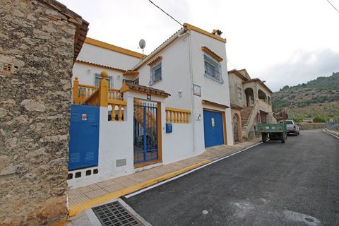 Dorfhaus mit fantastischer Aussicht zum Verkauf in Rafol de Almunia (Costa Blanca). Das Haus besteht aus zwei Etagen mit folgender Aufteilung. Das Obergeschoss verteilt sich auf Wohn-/Esszimmer, separate Küche, offene Terrasse, Innenhof, 2 Schlafzimm...