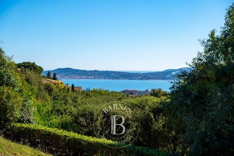 Proche de Saint-Tropez, située dans un prestigieux domaine privé à Grimaud, belle villa provençale entièrement rénovée en 2022 d'une surface d'environ 175 m2 sur un terrain de 2300 m2 profitant d'une magnifique vue mer et du calme absolu. Construite ...