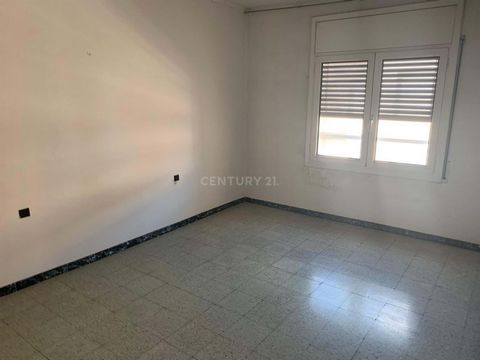 We present you this 119 m² apartment located in the town of Torelló, in the Osona region. Distributed in 4 bedrooms, 1 bathroom, living room, kitchen and balcony. To reform. Do you want more information? Do not hesitate to contact us!