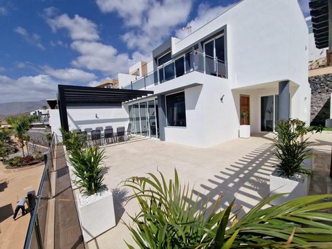 Impressive renovated villa for sale in San Eugenio Alto, Costa Adeje. This beautiful property has 127m2 interior, distributed over 2 floors. It consists of 3 bedrooms, 3 bathrooms, a wonderful equipped kitchen, a large living-dining room and a hall. ...