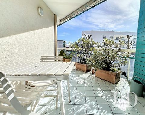 ROYAN, 300 meters beach, close to CINEMAS, the train station. Apartment type 3 to be completely refreshed (decoration from the 90s) located on the 2nd floor with elevator, access by a passageway. Entrance, living room of 38.9m², kitchen of 9.05m², pa...