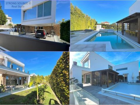 Fantastic luxury villa with modern architecture on a plot of around 1000m2 with a total construction area of around 580m2. It has 3 floors (basement, first floor and 1st floor) and an internal elevator, 5 suites, main lounge with fireplace, TV room a...