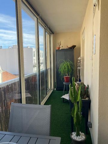 Hérault 34( BEZIERS 34500) . Appartement lumineux, idéalement situé proche centre ville, à l'abri de toutes nuisances sonore. Entièrement rénové vendu meublé. L'appartement se présente d'un Hall d'entrée, un salon/séjour donnant sur la première terra...