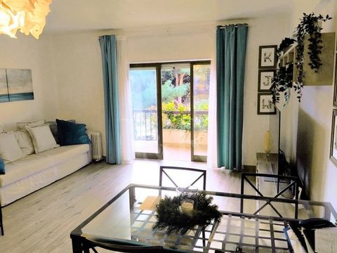 Refurbished 2-bedroom apartment for rent in Cascais, with garage, located in Costa da Guia, a quiet and safe residential area between the historic town centre and the beaches of Guincho. Set in a well-maintained building with a lift, the apartment co...