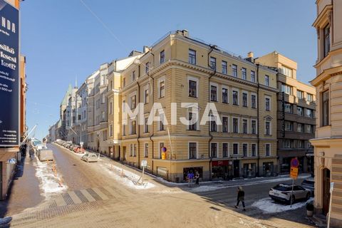 Uniek appartement op de bovenste verdieping met balkon! Twee aangrenzende appartementen met single share boeken. Er zijn nog 4 originele houtkachels en Högfors houtkachel & afzuigkap overgebleven. De woonkamer is voorzien van een fraaie erker en vana...