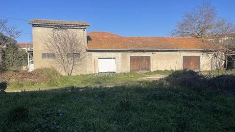 Rare et Unique : Ensemble immobilier en centre ville d'Arles sur un terrain de 1 696 M2 aménageable et constructible pour différents projets, sur lequel sont déja implantés de très beaux bâtiments en rez de chaussée et exposés plein Sud, avec des hau...