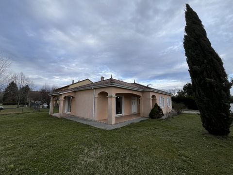 In Bretenoux bietet dieses 2006 erbaute ebenerdige Haus 120m² Wohnfläche. Das 35m² große Wohnzimmer, das dank der Erkerfenster in Licht getaucht ist, bietet eine lebendige Szene des Schlosses Castelneau. Die separate und ausgestattete Küche ermöglich...