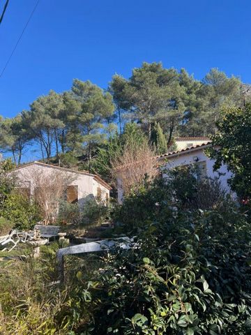 Nichée dans un écrin de verdure cette maison est située dans le réputé village de Ceyreste connu pour son environnement résidentiel et protégé. Ceyreste jouxte LA CIOTAT et se situe à proximité de l'échangeur autoroutier, la maison en bénéficie sans ...